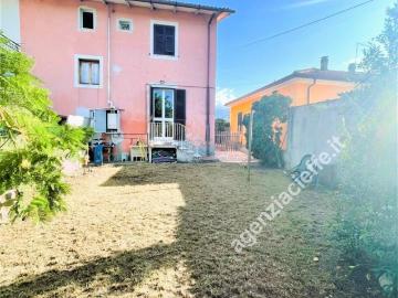 Villa con giardino a Massa
