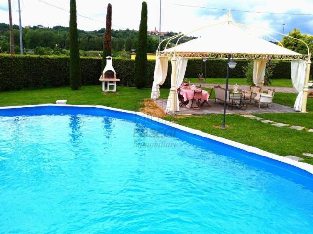 Villa con giardino a Montecarlo