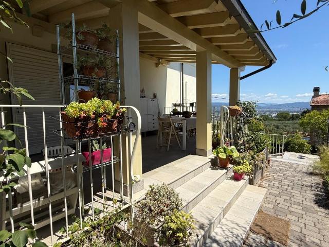 Villa con giardino a Montecarlo