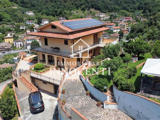 Villa con giardino a Montignoso