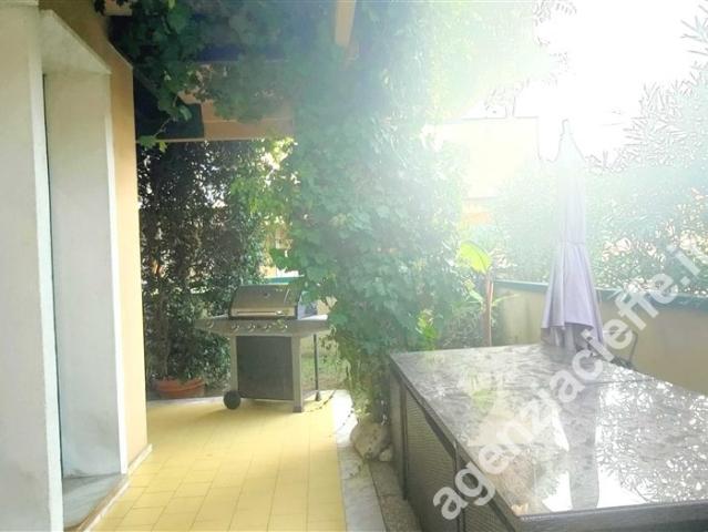 Villa con giardino a Montignoso