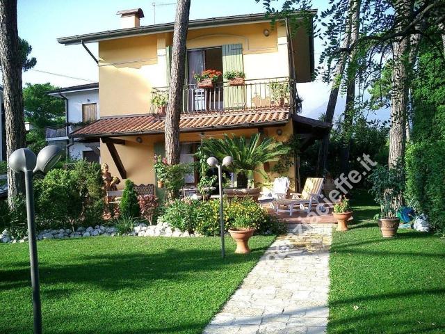 Villa con giardino a Montignoso