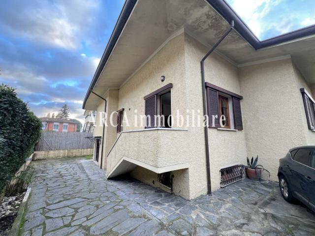 Villa con giardino a Pietrasanta