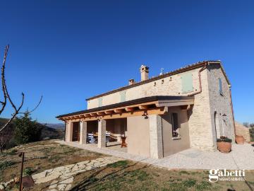Villa con giardino a Saludecio