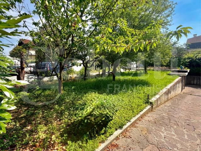 Villa con giardino a Senago