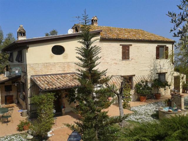Villa con giardino, Ancarano contrada madonna della carità