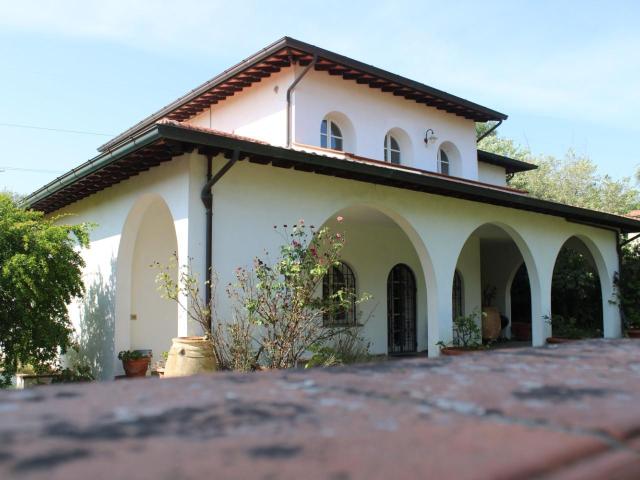 Villa con giardino, Bientina santa colomba