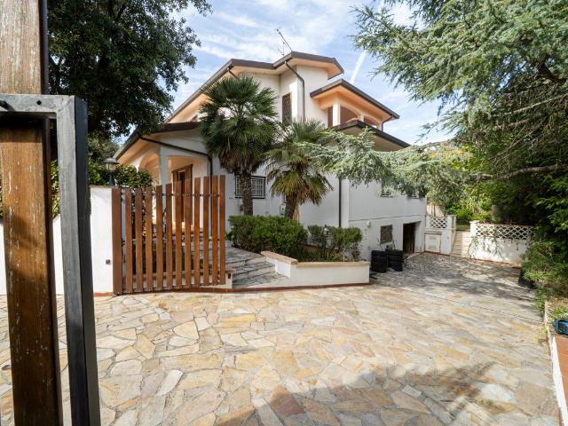 Villa con giardino e garage a Rosignano Solvay 340m² Rosignano Solvay