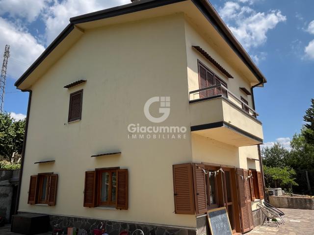 Villa con giardino in contrada tora, Pignola