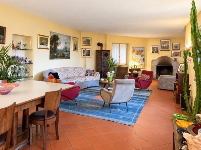 Villa con giardino in strada del mainero 126, Torino