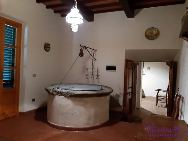 Villa con giardino in via macia, Carmignano