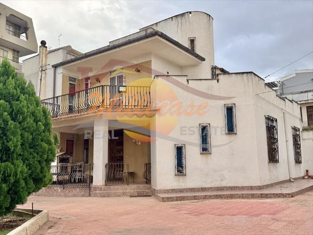Villa con giardino in via noto, Siracusa