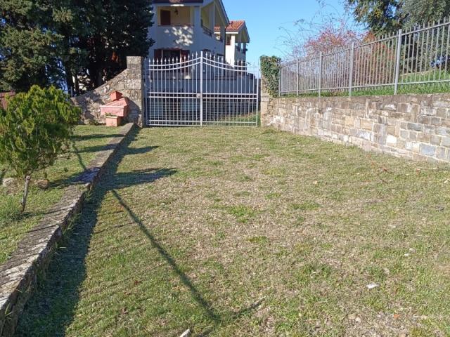 Villa con giardino in via achille grandi, Reggello