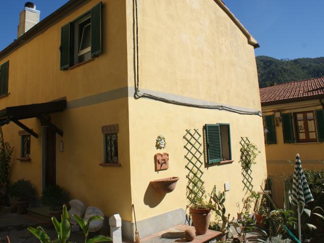 Villa con giardino in via annunziata, Ortonovo