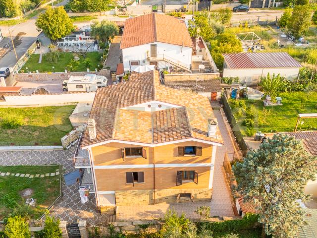 Villa con giardino in via beethoven 38, Zagarolo