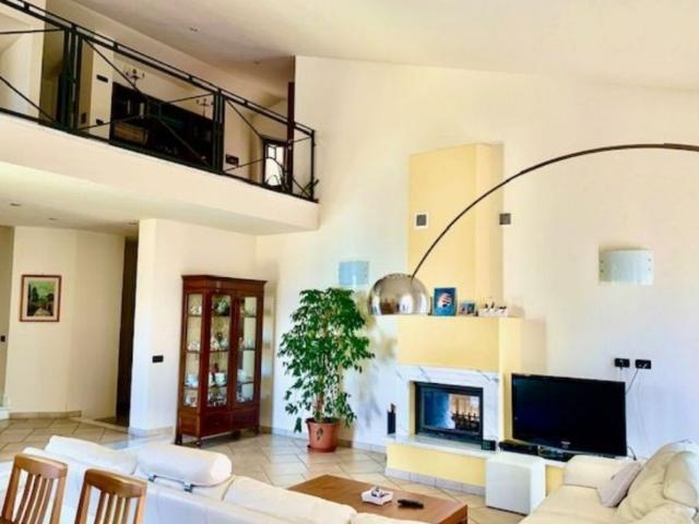 Villa con giardino in via cantinone, Ortonovo