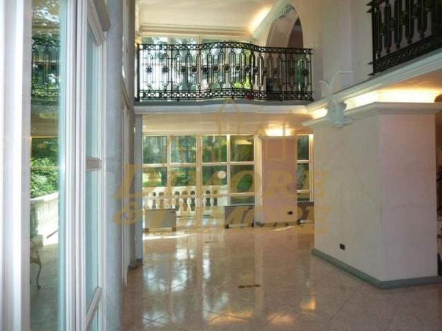Villa con giardino in via ciro menotti 3, Luino