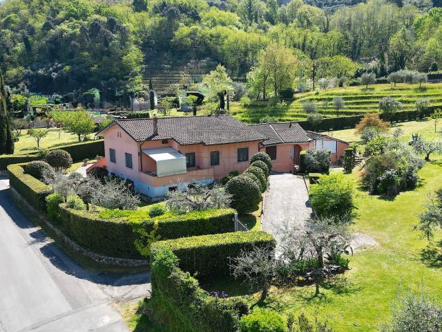Villa con giardino in via comunale campolungo 51, Lucca