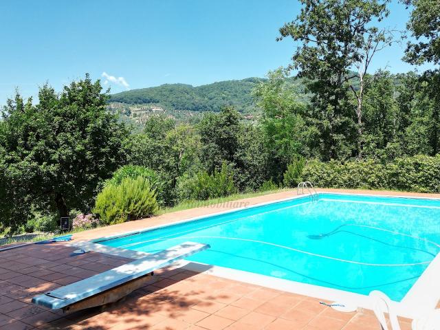 Villa con giardino in via dei borelli, Lucca