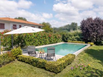 Villa con giardino in via dei pellegrini, Lucca
