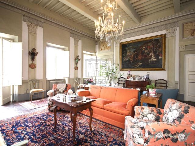 Villa con giardino in via del caporale 773, Lucca
