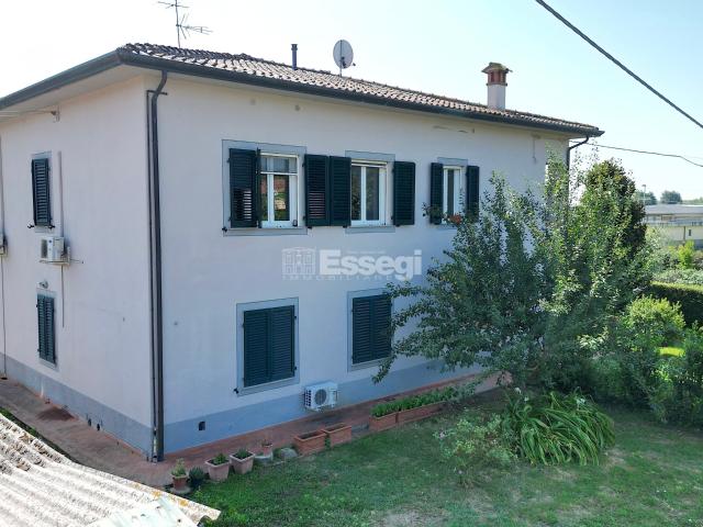 Villa con giardino in via del parco 49, Capannori