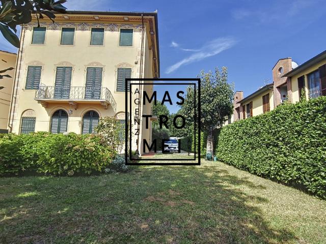 Villa con giardino in via del parco, Capannori