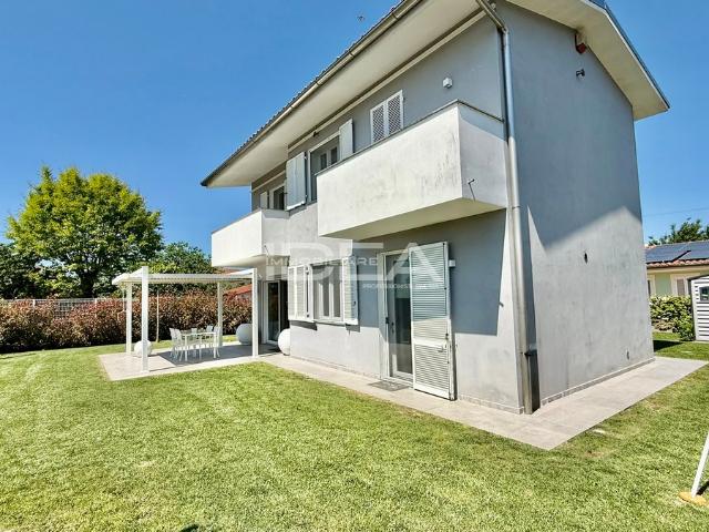 Villa con giardino in via della madoninna 79, Capannori