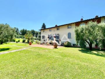 Villa con giardino in via della chiesa di gragnano, Capannori