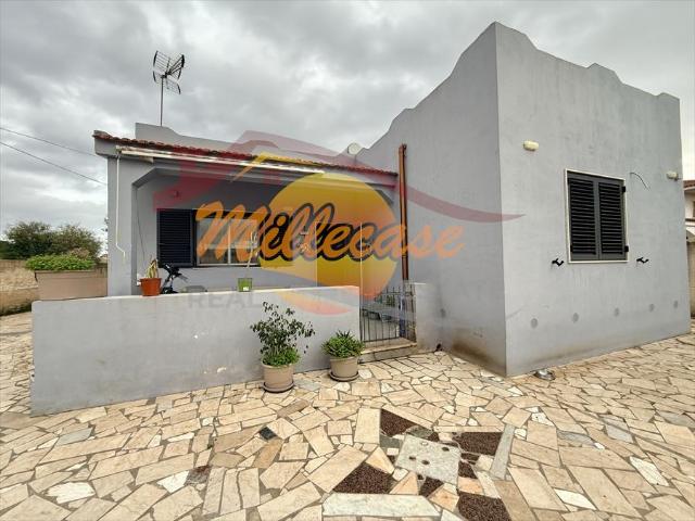 Villa con giardino in via della donzella, Siracusa