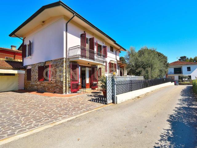 Villa con giardino in via delle molina 18, Pescia