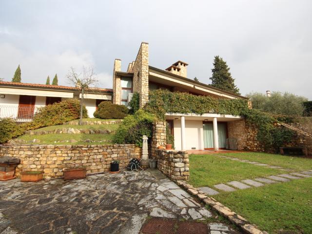 Villa con giardino in via delle foreste, Lucca