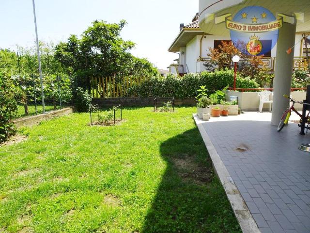 Villa con giardino in via delle zinnie 37, Ascoli Piceno