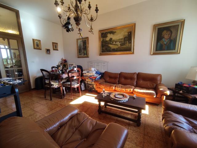 Villa con giardino in via di mammoli 3, Lucca