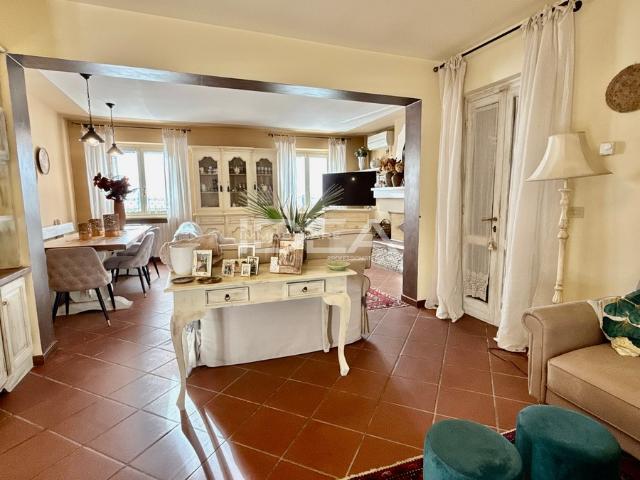 Villa con giardino in via di montecarlo, Montecarlo
