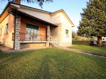 Villa con giardino in via di tiglio 529a, Capannori