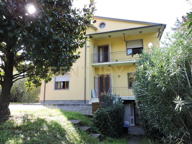 Villa con giardino in via di tiglio 715, Capannori