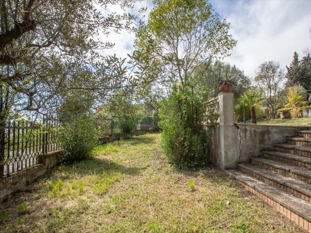 Villa con giardino in via enzo ferrari 47, Tortoreto
