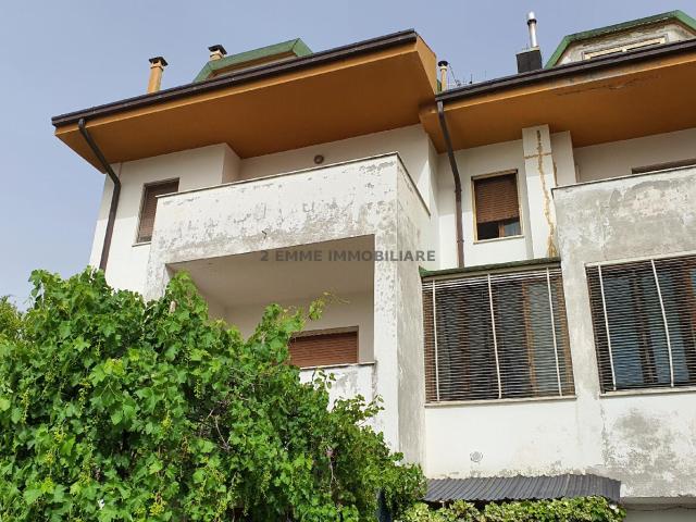 Villa con giardino in via fabriano 2, Folignano
