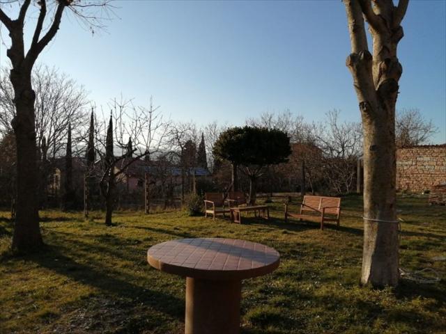 Villa con giardino in via flaminia, Sigillo