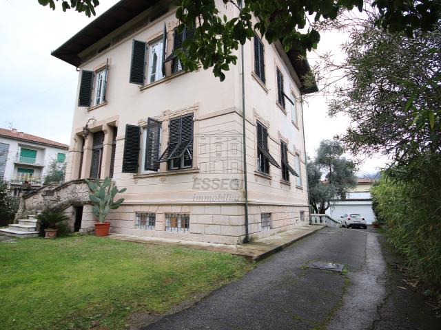 Villa con giardino in via giovanni volpi, Lucca