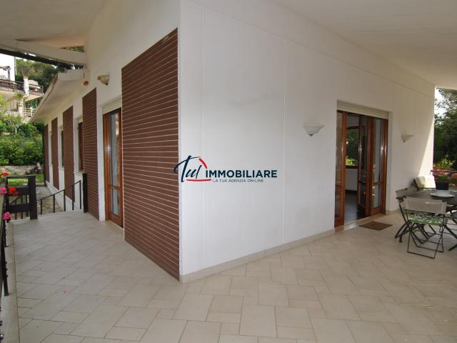 Villa con giardino in via kaiser parodi 15, Livorno