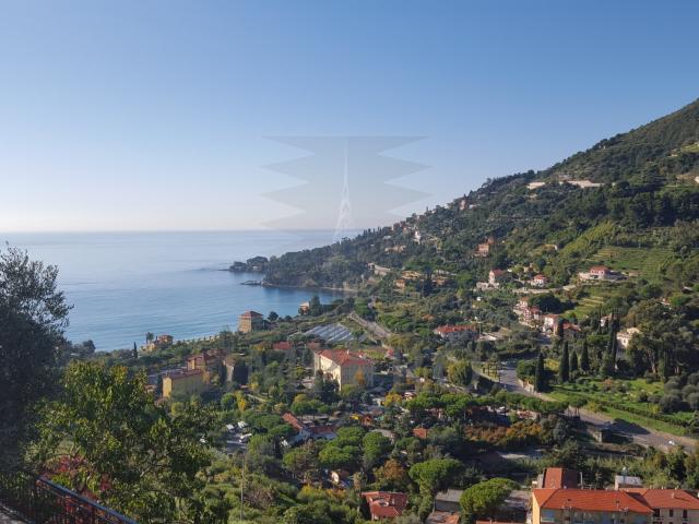 Villa con giardino in via piemattone 10, Ventimiglia