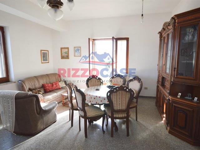 Villa con giardino in via provinciale ang. via nazionale, Mandatoriccio