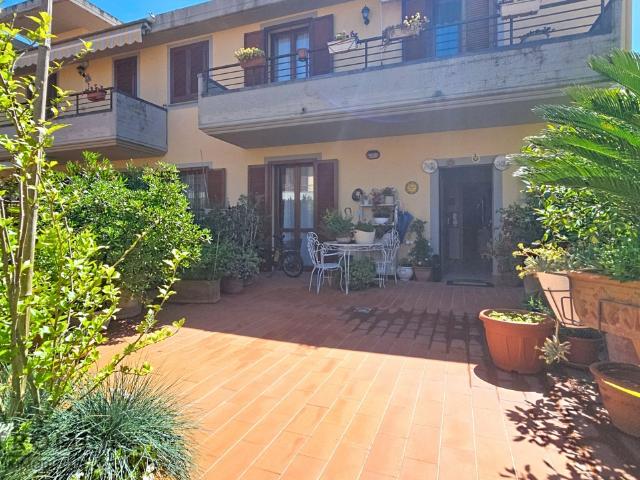 Villa con giardino in via regione marche, Altopascio