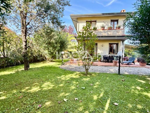 Villa con giardino in via romana, Lucca