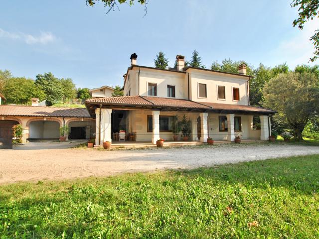 Villa con giardino in via savegnago 1b, Cornedo Vicentino