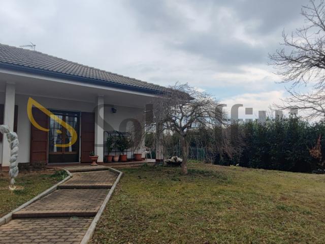 Villa con giardino in via tetti valfrè 1, Orbassano