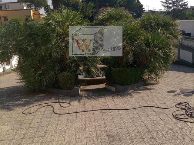 Villa con giardino in via vittorio veneto 7, Napoli