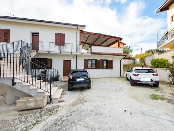 Villa con giardino in viale colli 37, Rosciano